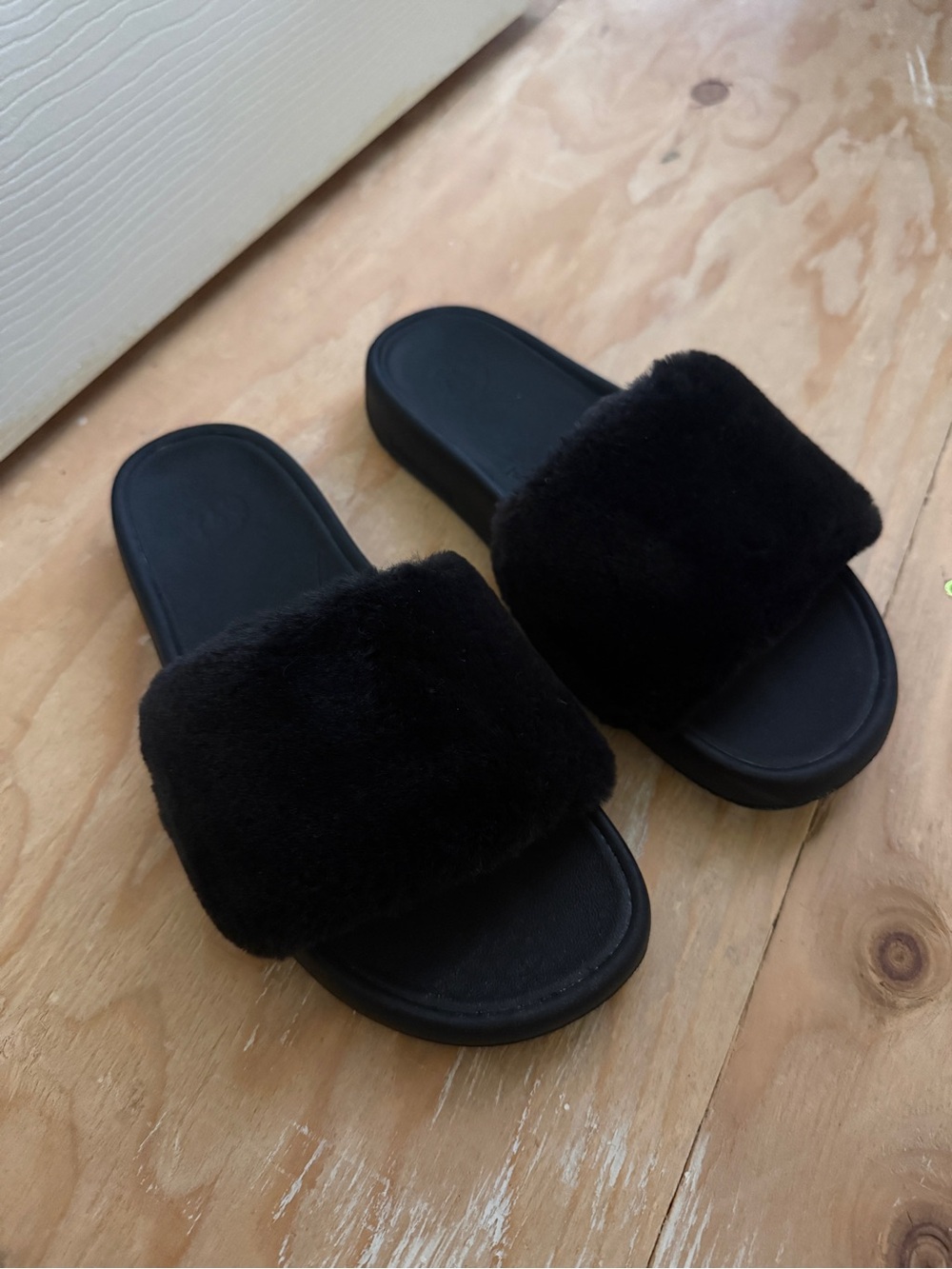 Brand New Lululemon Women's Restfeel Faux Fur Slides Size 7